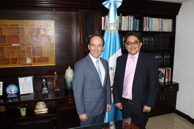 Jorge de León Duque y Jordán Rodas Andrade se reunieron hoy como parte del cambio de autoridades de la PDH (Foto Prensa Libre: Cortesía PDH).