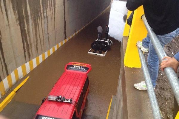 Automóviles quedan atrapados en el viaducto de la avenida Las Américas,  en Quetzaltenango.