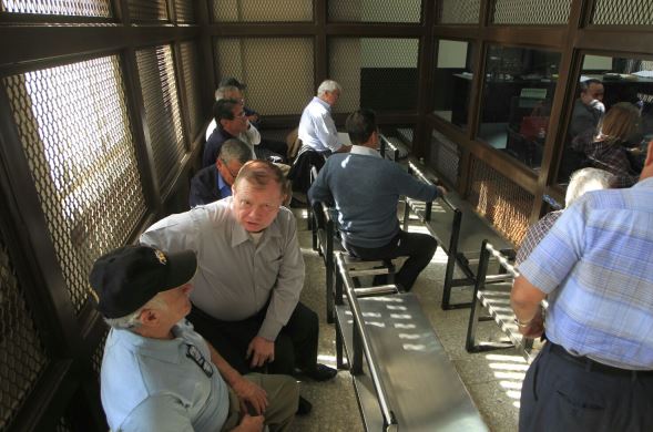Los militares escuchan la resolución de la jueza Claudette Domínguez. (Foto Prensa Libre: Edwin Bercián)