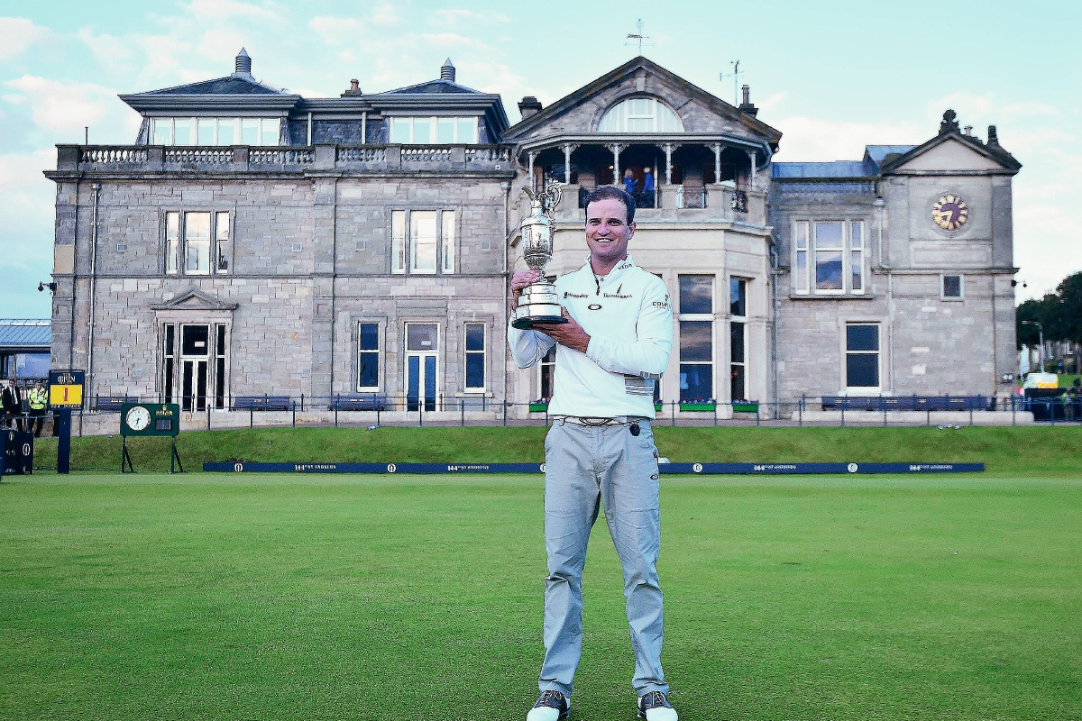 Johnson posa con su trofeo que lo acredita como el rey del Abierto Británico. (Foto Prensa Libre: AFP)