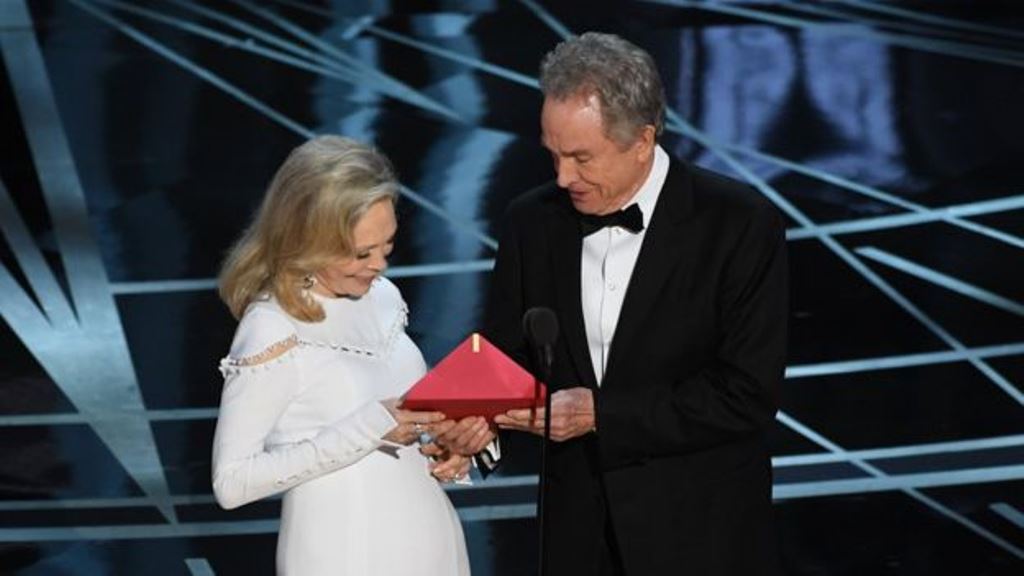 Faye Dunaway y Warren Beatty eran los encargados de hacer el anuncio más importante de la noche, el cual derivó en una penosa confusión. (GETTY IMAGES)