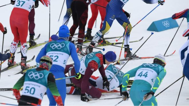 Simen Hegstad Kruger, marcado con el número 7, se cayó al principio de la carrera y se relegó al último puesto. (Getty)