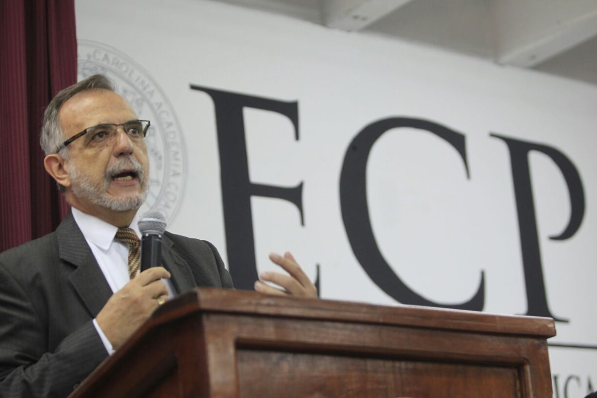 El comisionado Iván Velásquez participa de un foro con estudiantes de la Usac. (Foto Prensa Libre: Edwin Bercián)