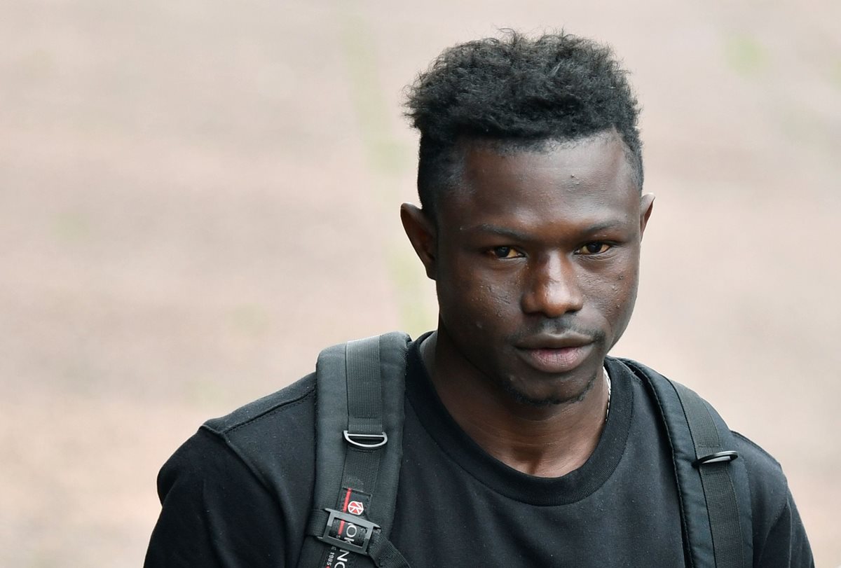 Mamoudou Gassama fue recibido por el presidente francés Emmanuel Macron, quien le ofreció la nacionalidad luego del rescate del niño. (Foto Prensa Libre: AFP)