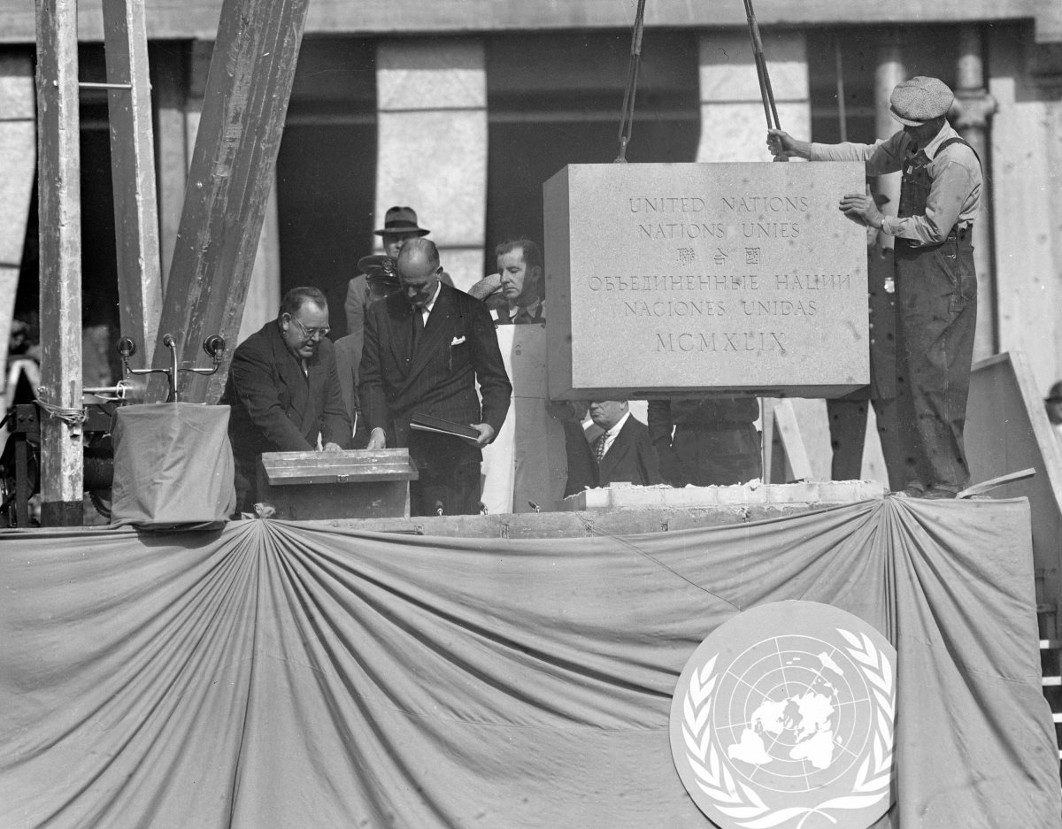 El primer secretario general de la ONU, Trygye Lie coloca una copia de la Carta de las Naciones Unidas en la primera piedra de la sede de la Organización en 1945. (Foto: AP)