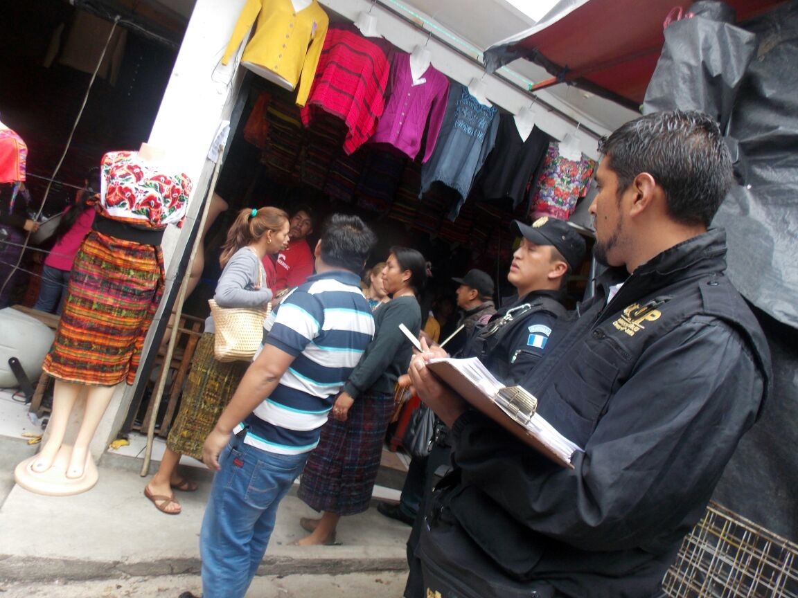 PNC llegó al lugar luego de la alerta de guardias del centro comercial. (Foto Prensa Libre: Mike Castillo)