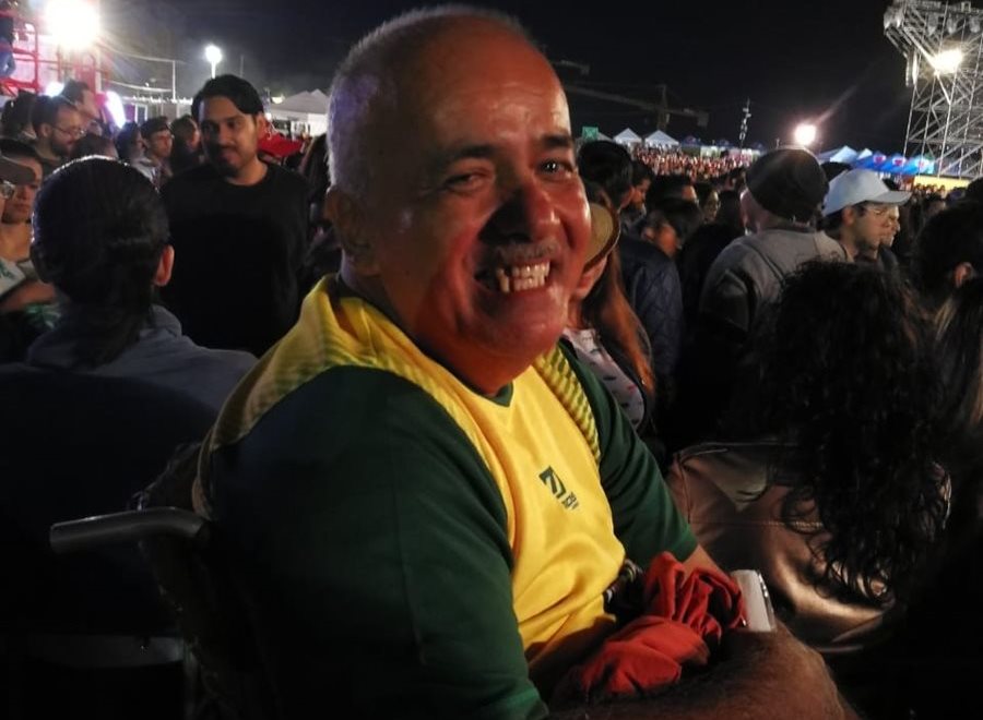 Magdiel Orellana, desde Guastatoya, contó con el apoyo de amigos para asistir al concierto (Foto Prensa Libre: Pablo Juárez).