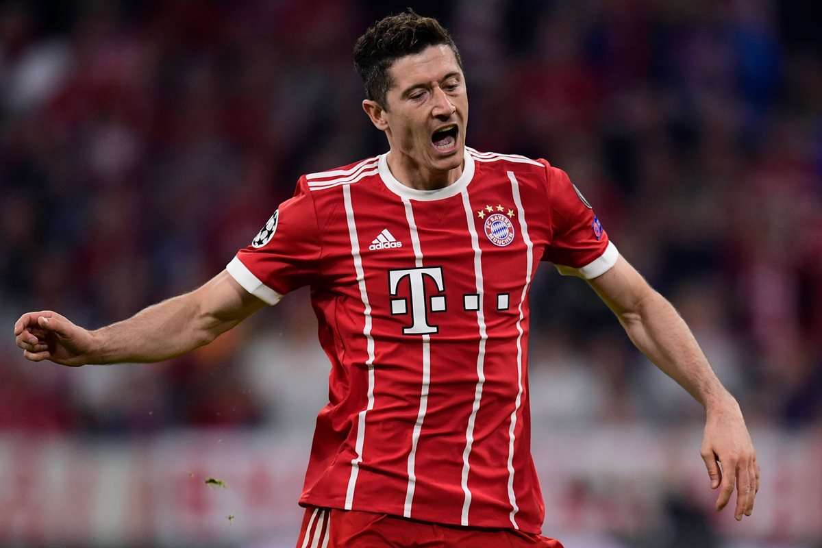 Robert Lewandowski fue criticado por sus constantes fallos contra el Real Madrid, en Múnich. (Foto Prensa Libre: AFP)