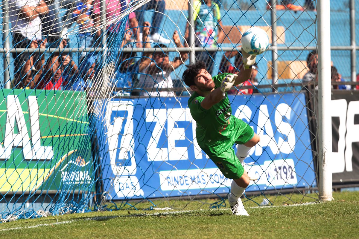 Álvaro García no pudo detener el penalti de Edi Danilo Guerra. (Foto Prensa Libre: Francisco Sánchez)