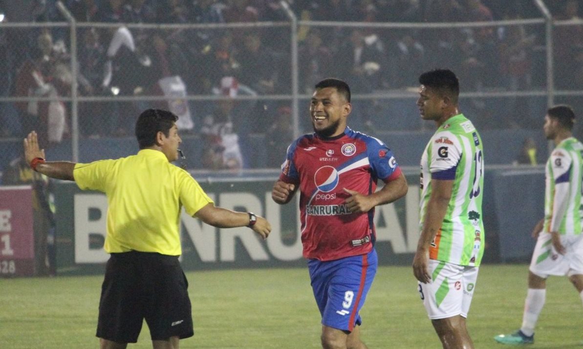 Mario Castellanos sonríe después de haber abierto el marcador.