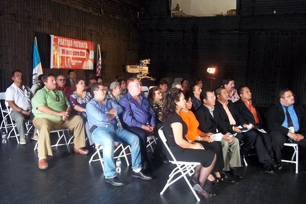 Grupo de migrantes guatemaltecos simpatizantes del Partido Patriota escuchan los ofrecimientos del candidato desde Guatemala (Foto Prensa Libre: Giovanni Bautista)