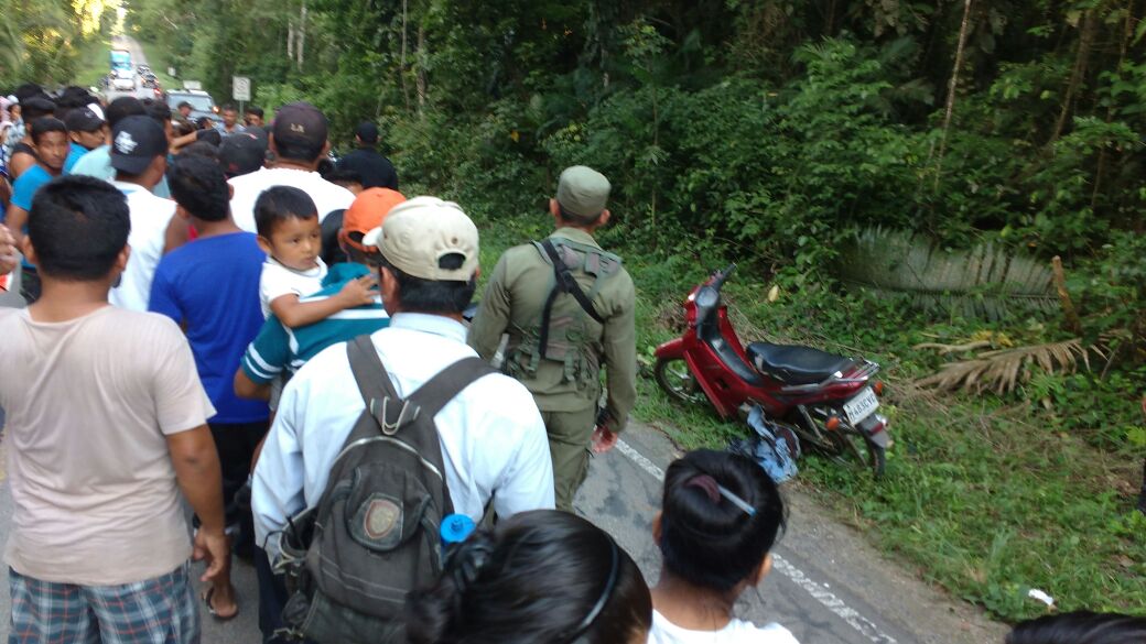 Decenas de curiosos llegaron a lugar donde fueron atacadas María Guadalupe Carrascosa y su hija Amarelis Pérez Carrascosa. (Foto Prensa Libre: Rigoberto Escobar)