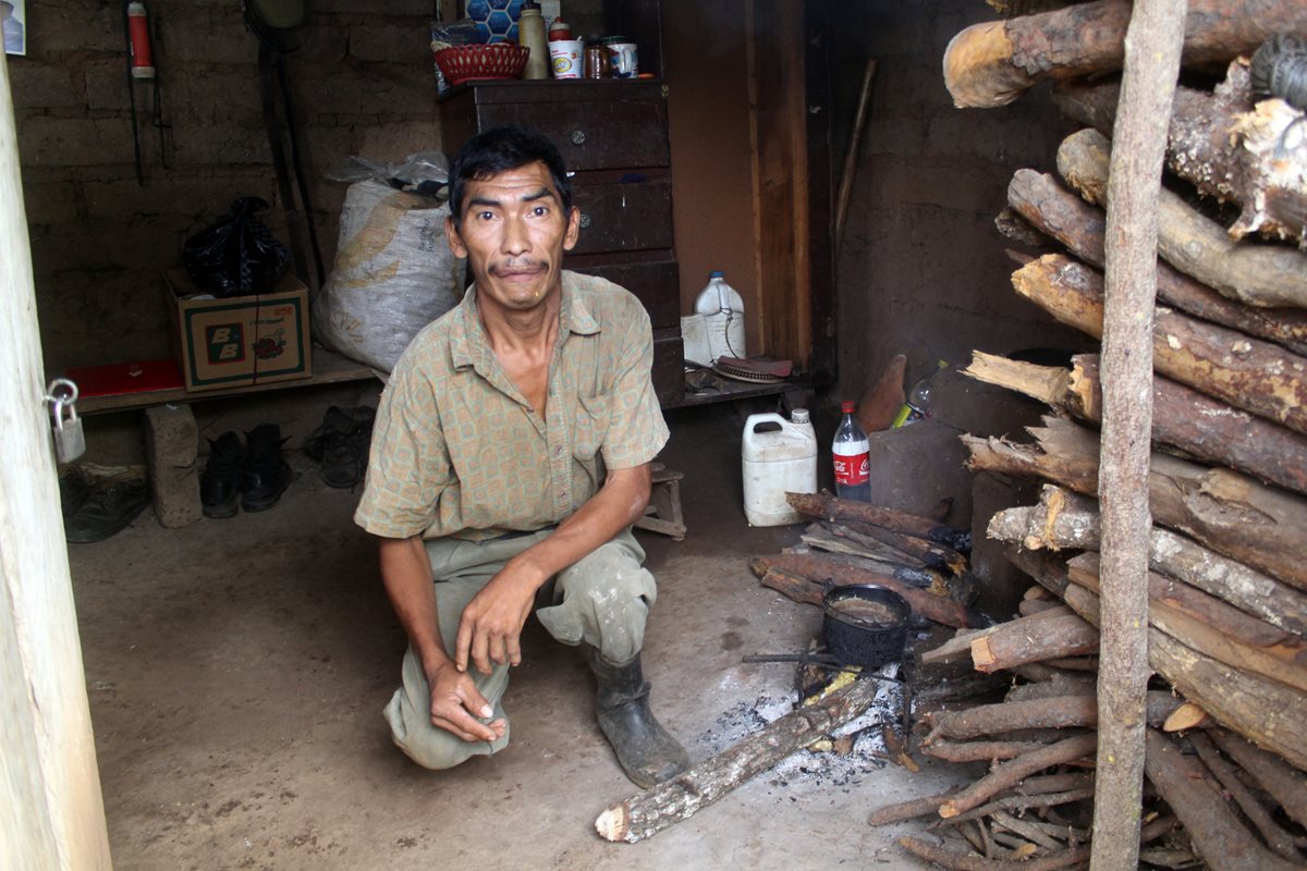 Víctor Aguilar vive junto a su madre, hermana y sobrinos en una humilde vivienda ubicada en el caserío Los Cebollines, Jalapa.(Foto Prensa Libre: Hugo Oliva)