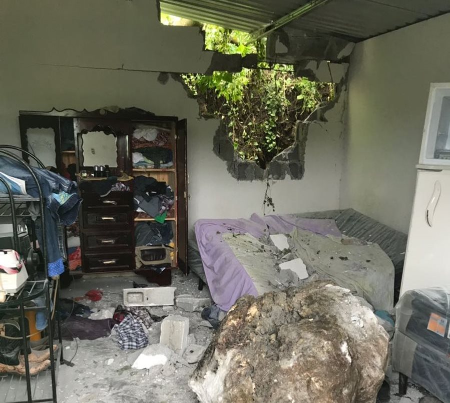 Vivienda en donde ocurrió el deslizamiento de tierra y piedras de gran tamaño. (Foto Prensa Libre: Mario Morales)