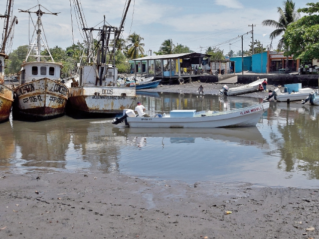 El azolvamiento del Canal de Chiquimulilla es uno de los problemas que afrontan los pescadores de Escuintla, pues deben esperar a que la marea suba para poder navegar. (Foto Prensa Libre: Enrique Paredes)