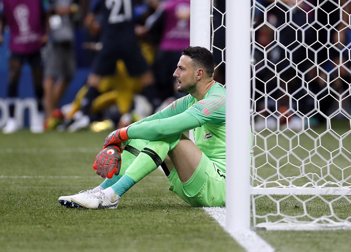 Danijel Subasic luce desconsolado al finalizar el encuentro entre Francia y Croacia por la final del Mundial de Futbol Rusia 2018.