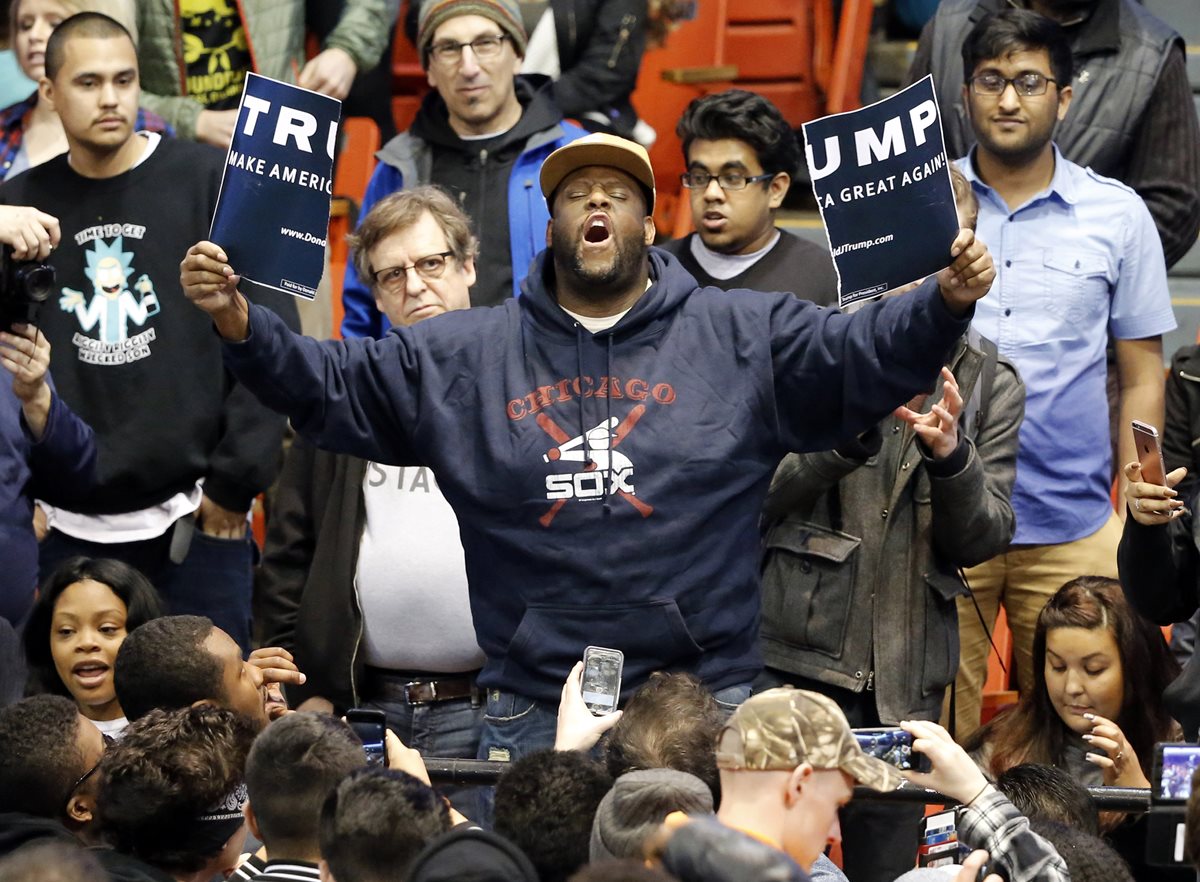 Varios inconformes interrumpen el discurso de Donald Trump en Chicago. (Foto Prensa Libre: AP).