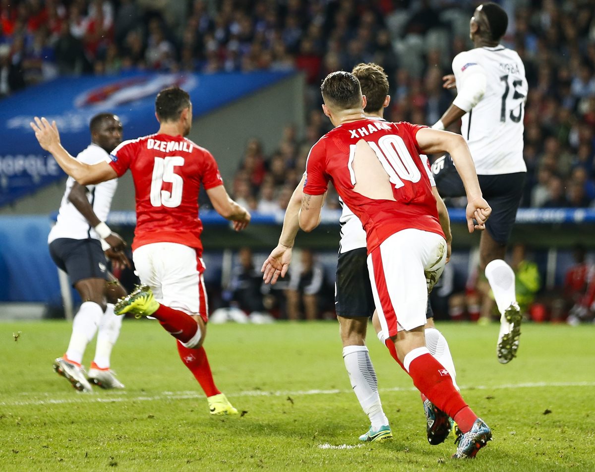 El seleccionado suizo Granit Xhaka corre con la camisa rota durante el partido contra su similar de Francia. (Foto Prensa Libre: EFE)