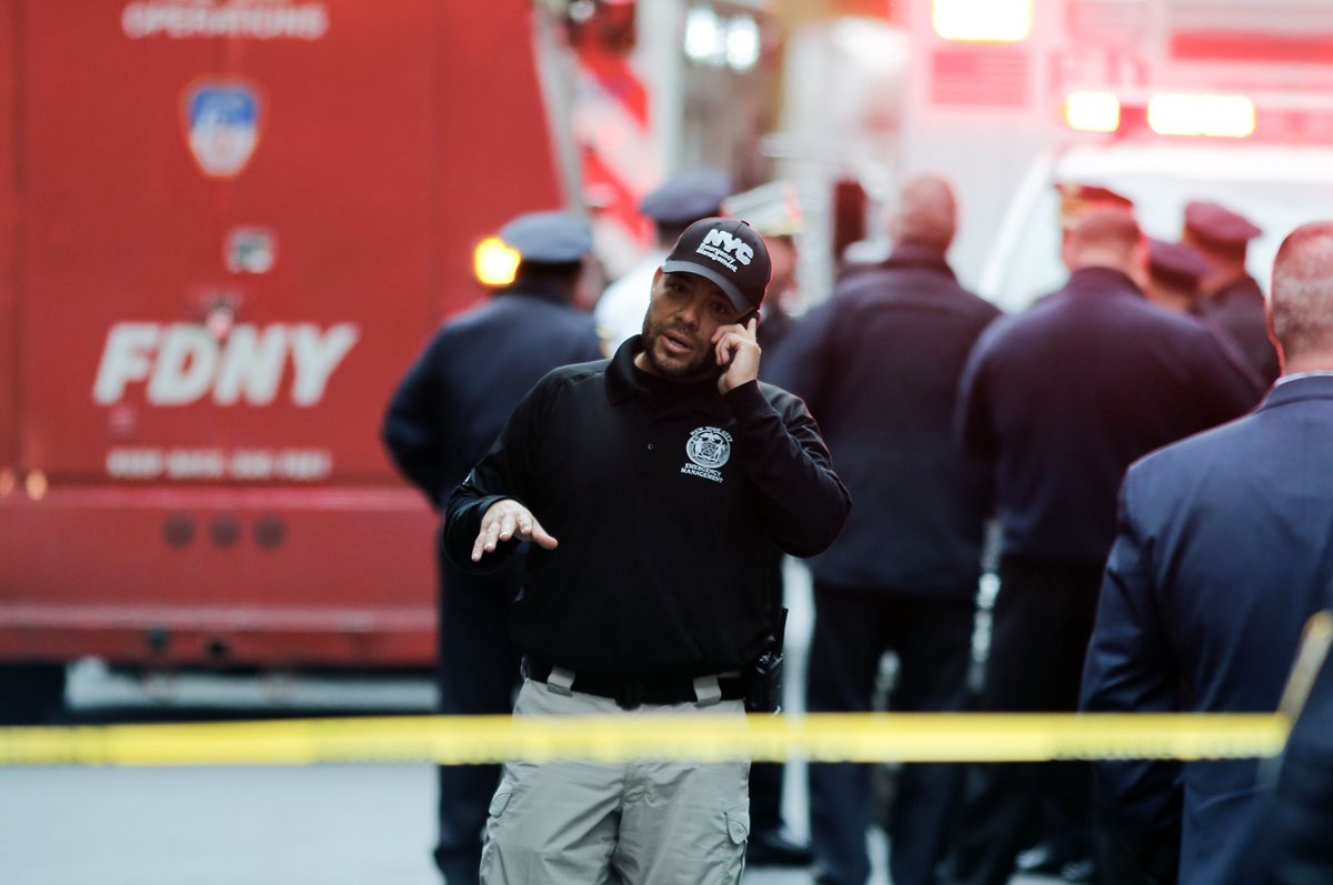 Servicios atienden la emergencia por la presencia de supuesta bomba en Midtown Manhattan, Nueva York. (Foto Prensa Libre: AFP)