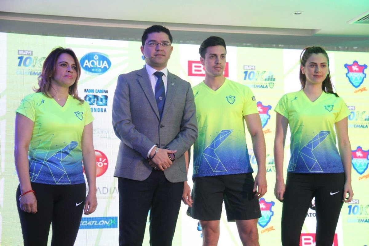 Carlos Sandoval de la Municipalidad de Guatemala presentó las camisas oficiales de los 10K nocturnos. (Foto Prensa Libre: Cortesía MuniGuate)