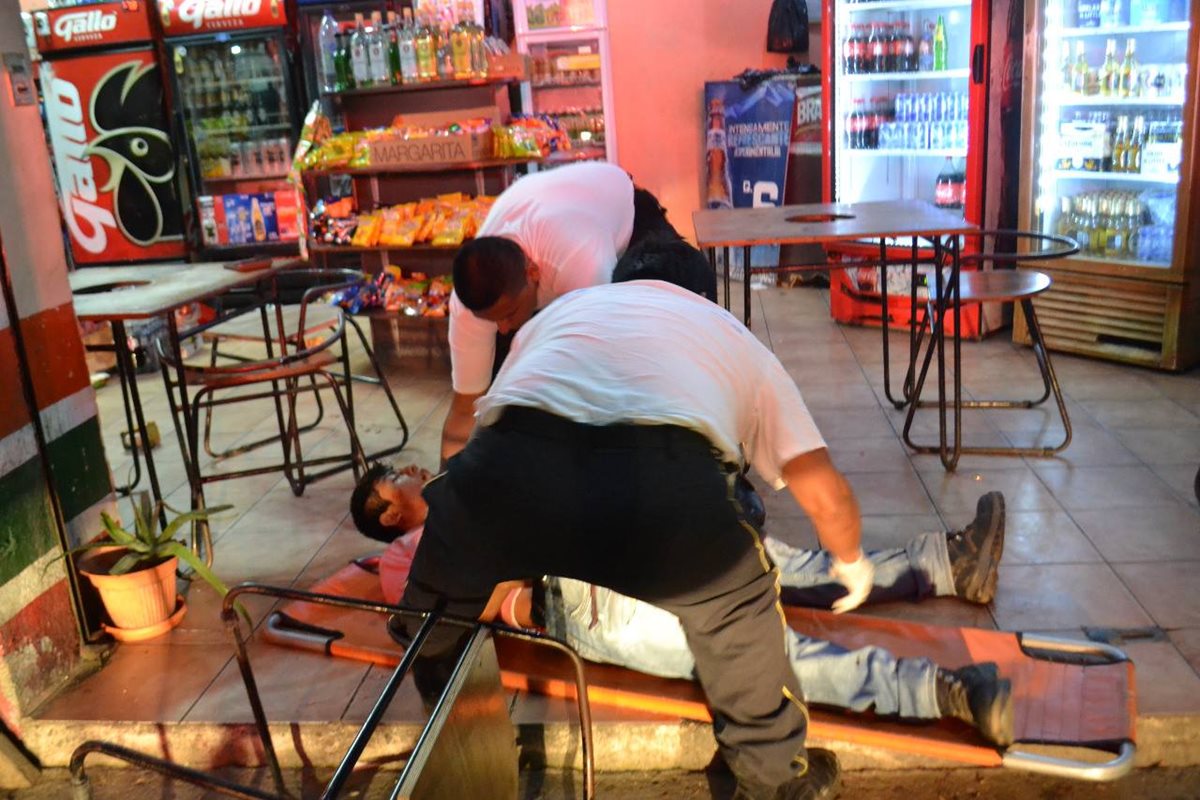 Uno de los heridos es atendido por Bomberos Voluntarios.(Foto Prensa Libre: Mario Morales.)