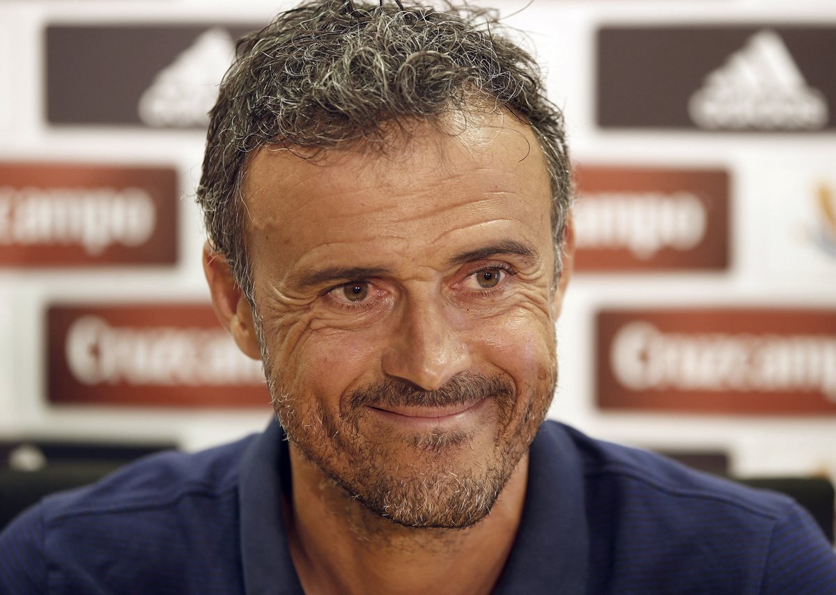 Luis Enrique se muestra satisfecho por el resultado de su equipo en el partido de ida de la Supercopa de España. (Foto Prensa Libre: AFP)