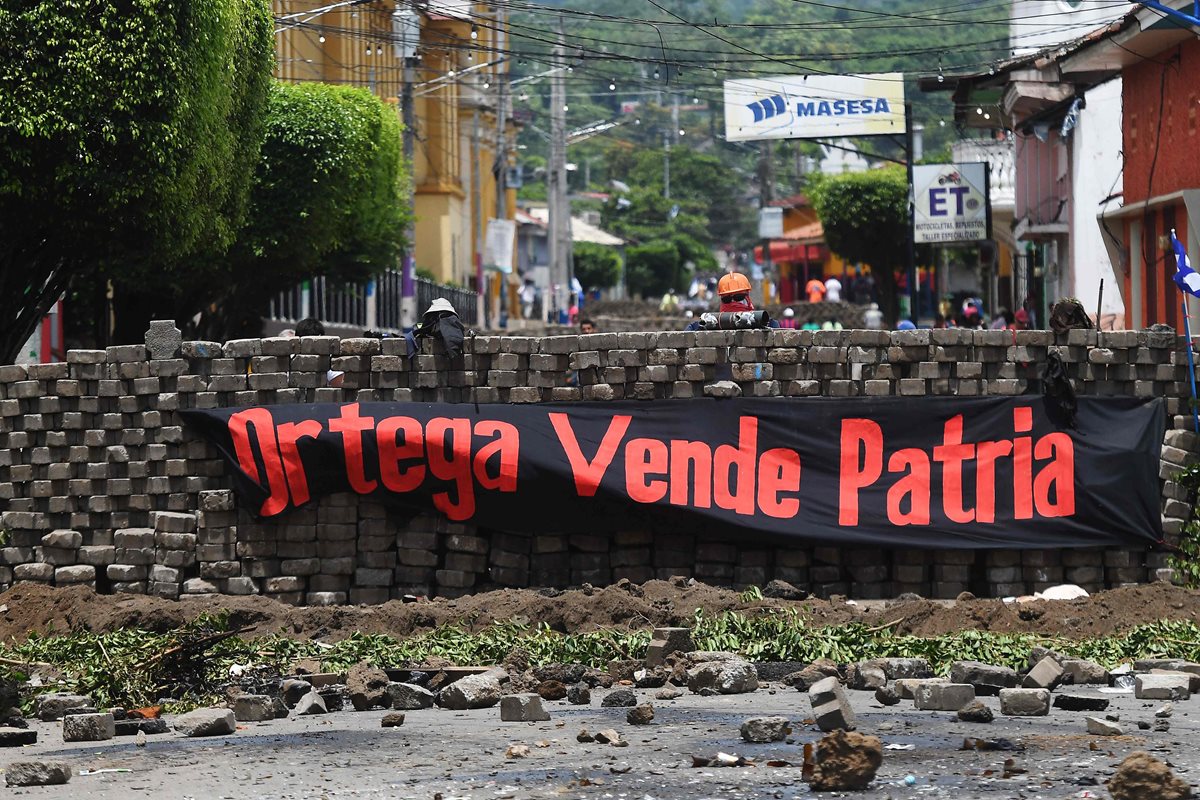 Una barricada con maniquíes disfrazados de manifestantes y una pancarta que dice "Ortega vendede Patria" en Masaya, Nicaragua. (AFP).