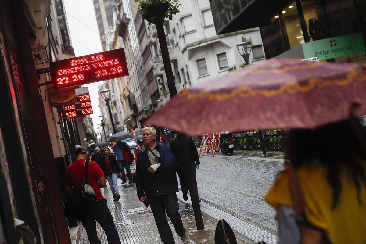 Durante el 2015, cuando el presidente Macri asumuió el poder, Argentina volvió a la libre flotación del peso. (Foto Prensa Libre: EFE)