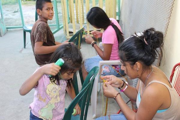 En el  hogar se enseña a los niños a trabajar manualidades, que luego se venden. (Foto Prensa Libre: Walfredo Obando)