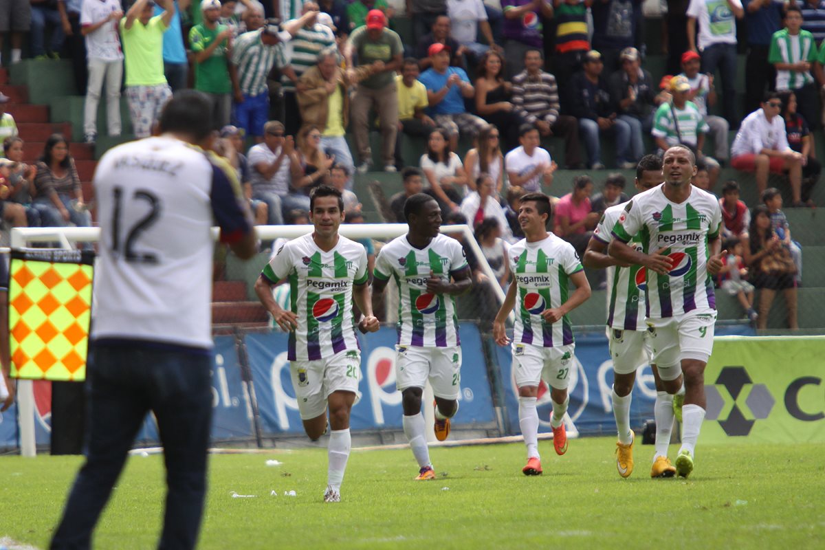 Los antigüeños festejaron el triunfo frente a Xelajú MC. (Foto Prensa Libre: Jesús Cuque)