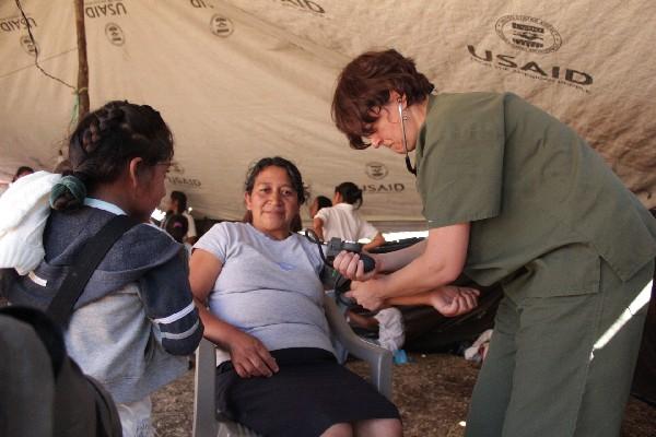 Una afectada    recibe  atención  médica.