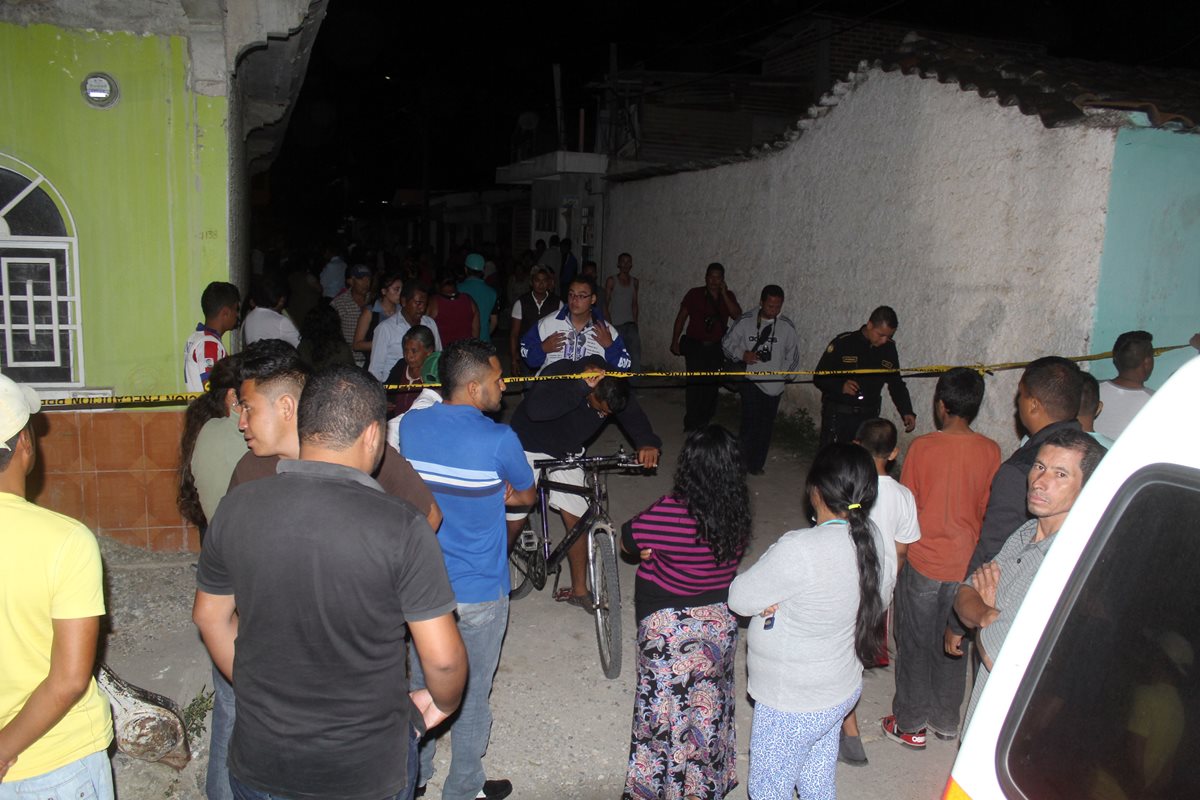 Vecinos del barrio San Francisco, en la cabecera de Jalapa, observan escena del crimen. (Foto Prensa Libre: Hugo Oliva)