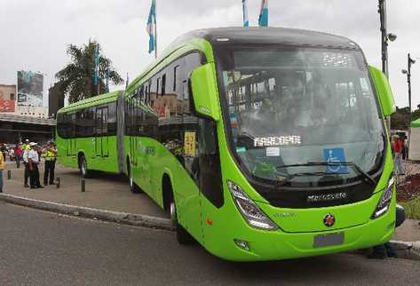 NUEVA UNIDAD  del Transmetro circula por El Obelisco, con varios pasajeros a bordo.