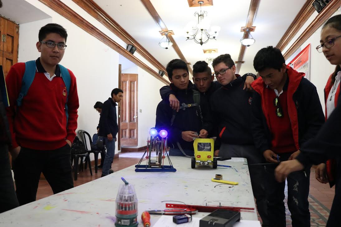 Estudiantes de bachillerato desarrollaron un robot de peleas con material reciclable. (Foto Prensa Libre: María Longo)