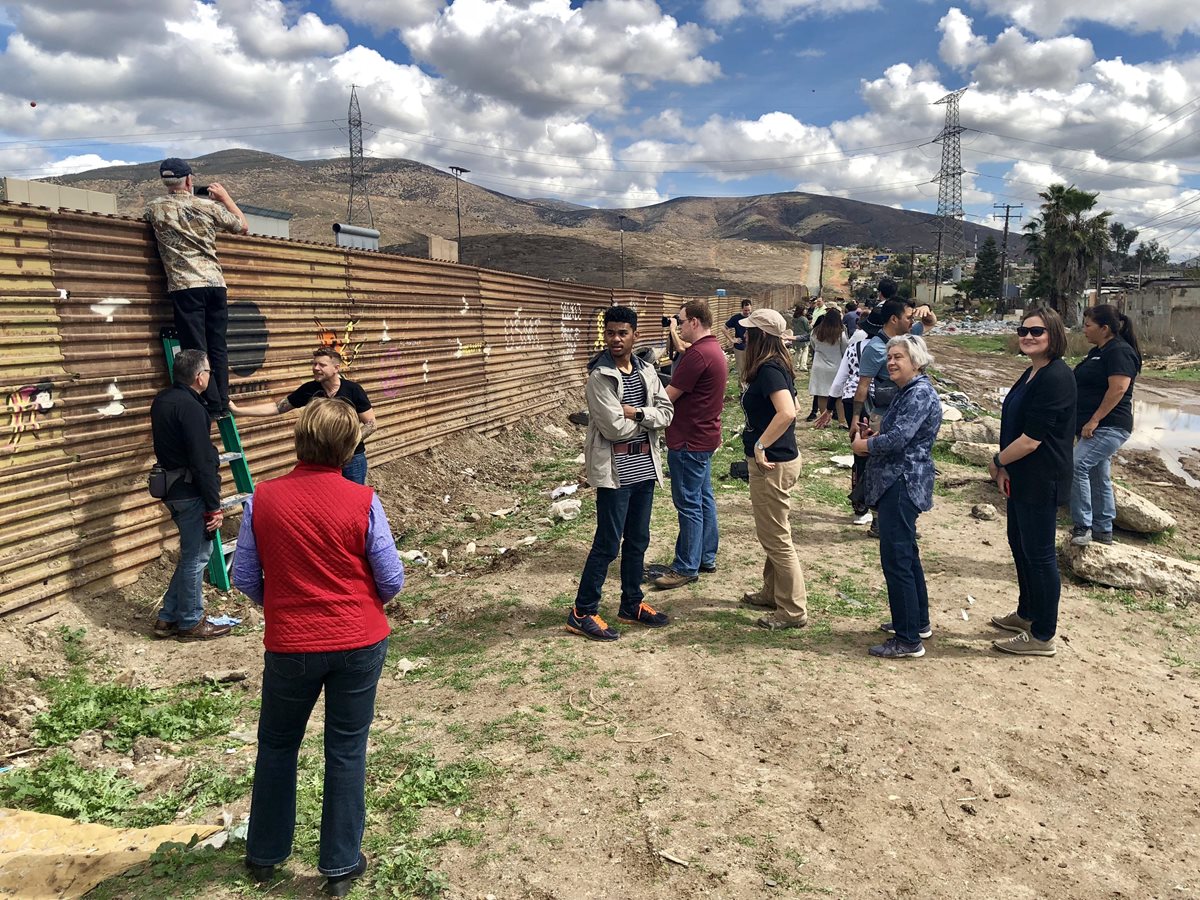 Turistas visitan los prototipos de muro fronterizo  en el límite entre San Diego, California, EE. UU. y Tijuana, México.(Foto Prensa Libre:EFE).