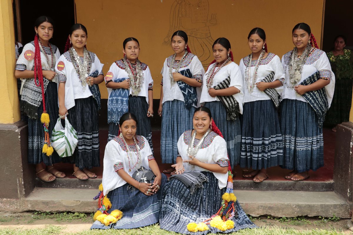 Las siete candidatas a Rabín Cobán -de pie- junto a las dos reinas salientes. (Foto Prensa Libre: Eduardo Sam).