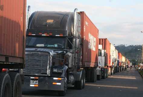 Quinientos CONTENEDORES con mercadería permanecen varados en puerto Santo Tomás de Castilla, debido a la protesta de los gestores aduanales.