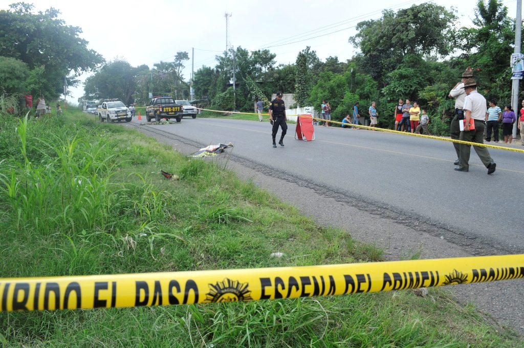 Autoridades resguardan el lugar donde murió trágicamente Julia Ticún, en Cuilapa, Santa Rosa. (Foto Prensa Libre: Oswaldo Cardona)