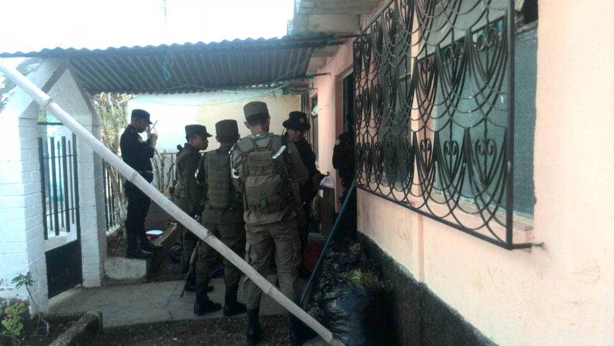 Agentes de la Policía Nacional Civil y del Ejército, efectúan allanamientos en la zona 5 de Mixco. (Foto Prensa Libre: Erick Ávila)