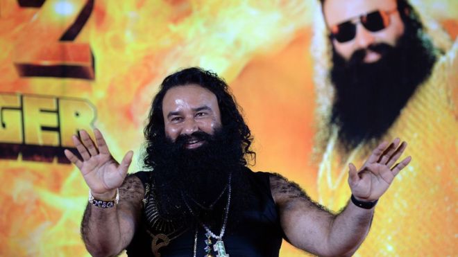 Gurmeet Ram Rahim Singh lanzó su propia película, "MSG-2 The Messenger", en 2015 en Bombay. (Foto Prensa Libre: AFP