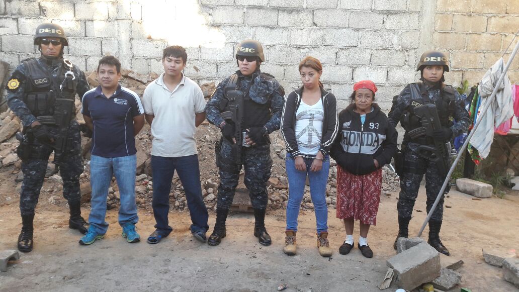 Agentes de DEIC custodian a los detenidos antes de llevarlos al Juzgado de Turno. (Foto Prensa Libre: PNC)