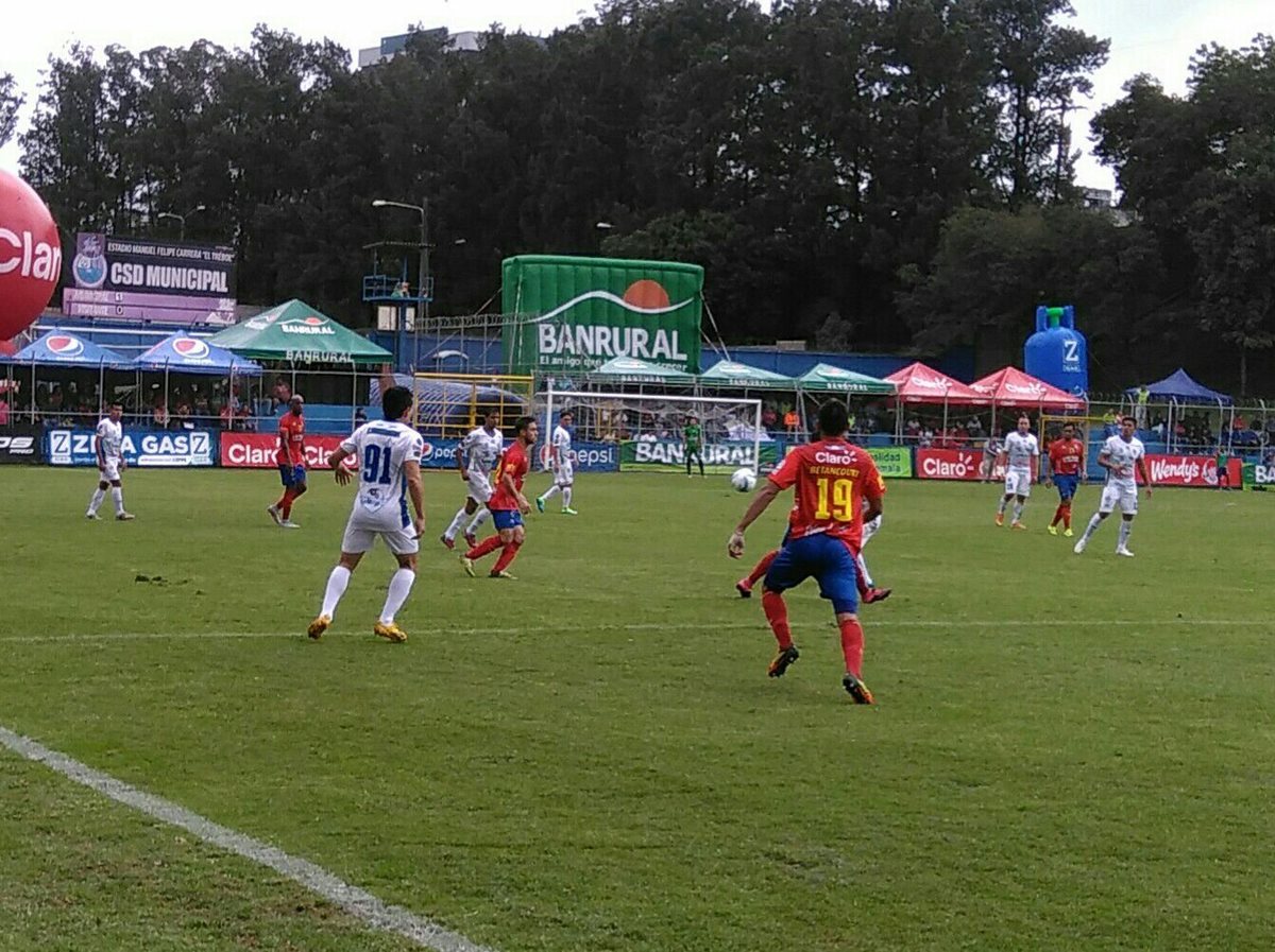 Municipal y Cobán Imperial buscaron el triunfo en el estadio Manuel Felipe Carrera. (Foto Prensa Libre: Carlos Vicente)