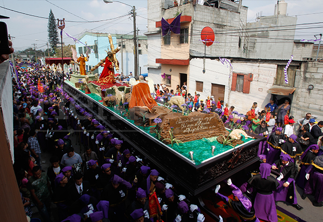 Jesús de las Tres Potencias estrena nueva anda el Lunes Santo de 2013 con capacidad para 90 cargadores. (Foto: Hemeroteca PL)