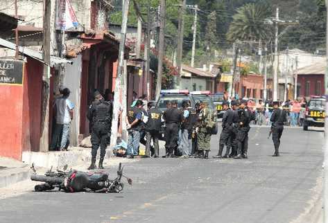 Lugar donde murió el conductor de una motocicleta desde la cual otro  sujeto   disparaba contra  un automóvil, y el piloto los    atropelló  para defenderse.