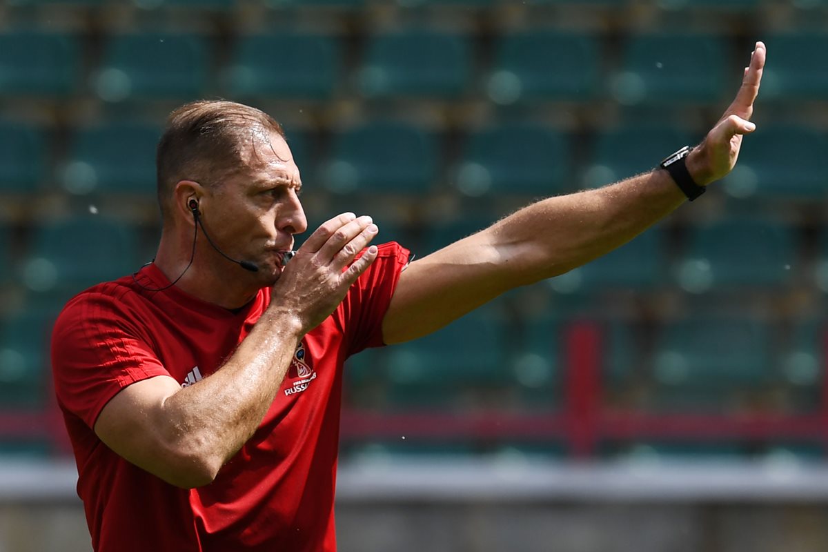 El argentino Néstor Pitana será el encargado de dirigir el partido inaugural del mundial 2018. (Foto Prensa Libre: AFP)