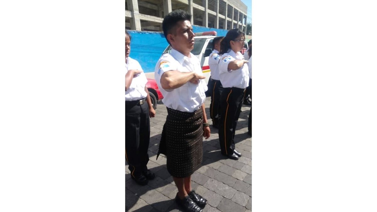 Francisco Chox Xum durante el acto de graduación en Quetzaltenango. (Foto Prensa Libre: Tomada de la página de Facebook de ElQuetzalteco).