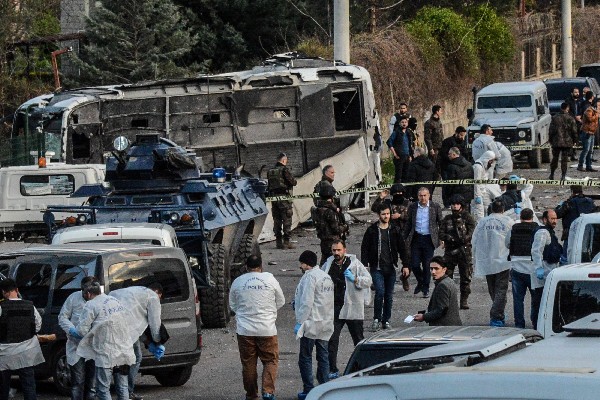 Fuerzas de seguridad se encuentran en la escena del atentado.(AFP).