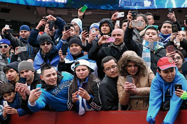 Los aficionados salvadoreños no perdieron detalle del partido y los capturaron con sus teléfonos móviles. (Foto Prensa Libre AFP)