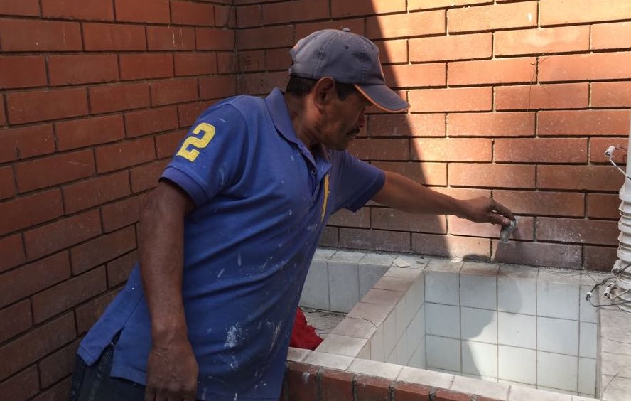 En Llanos de Arrazola, Fraijanes, con frecuencia los vecinos no reciben agua en las cañerías municipales. (Foto Prensa Libre: cortesía)