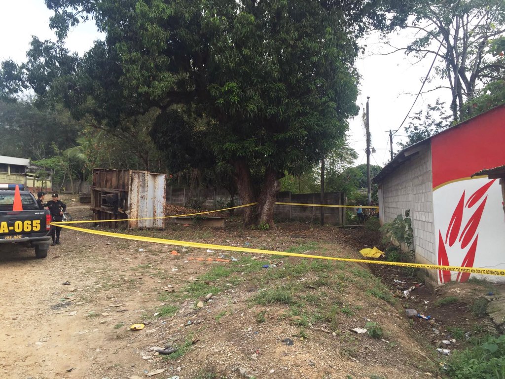 Cadáver de hombre se halla cubierto por un lienzo amarillo, en Morales, Izabal. (Foto Prensa Libre: Dony Stewart)